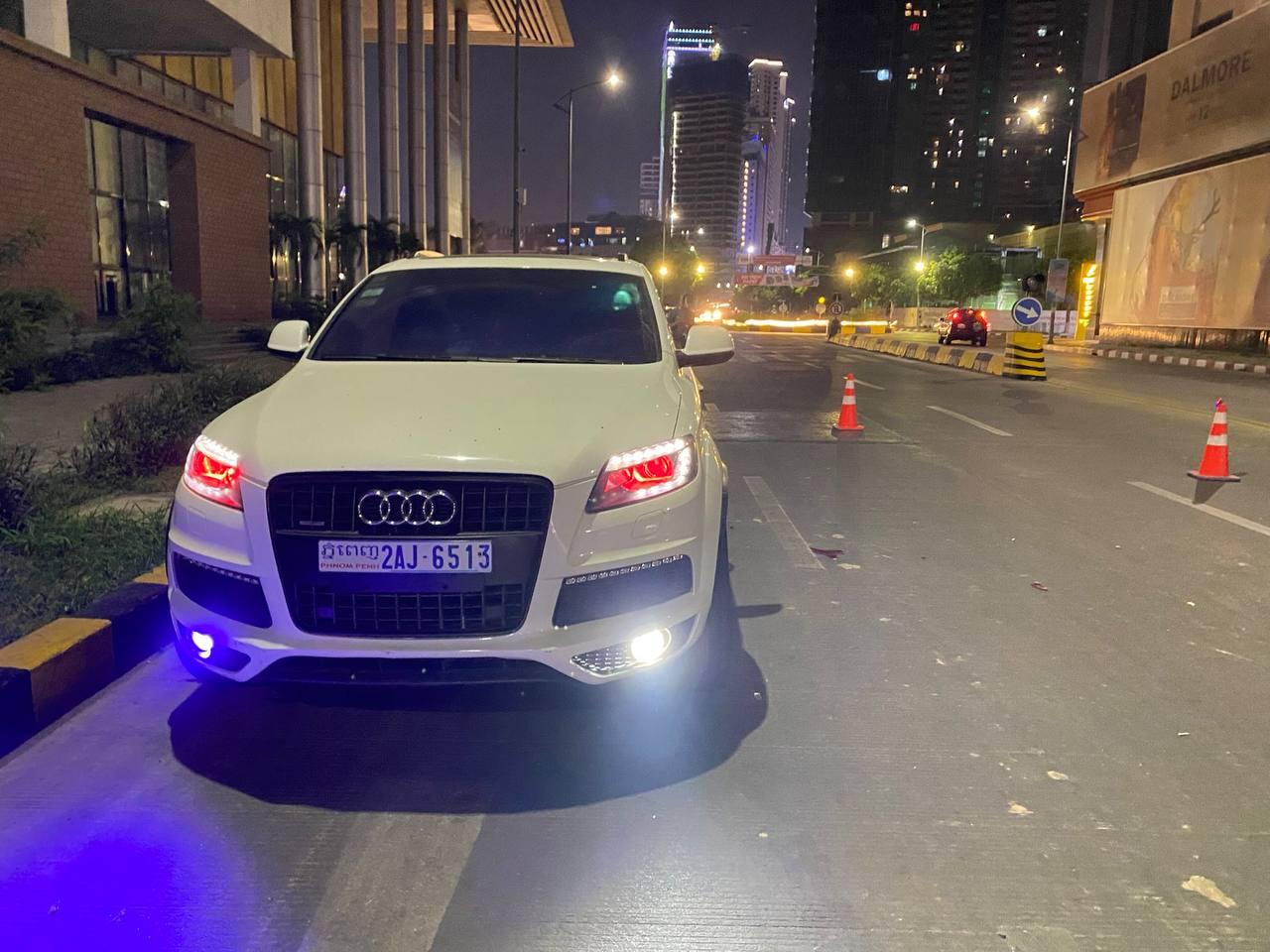 នារី២នាក់ជិះម៉ូតូបុករថយន្តអូឌីពីក្រោយ ក្នុងពេលយប់យ៉ាងខ្លាំងនៅភ្នំពេញ