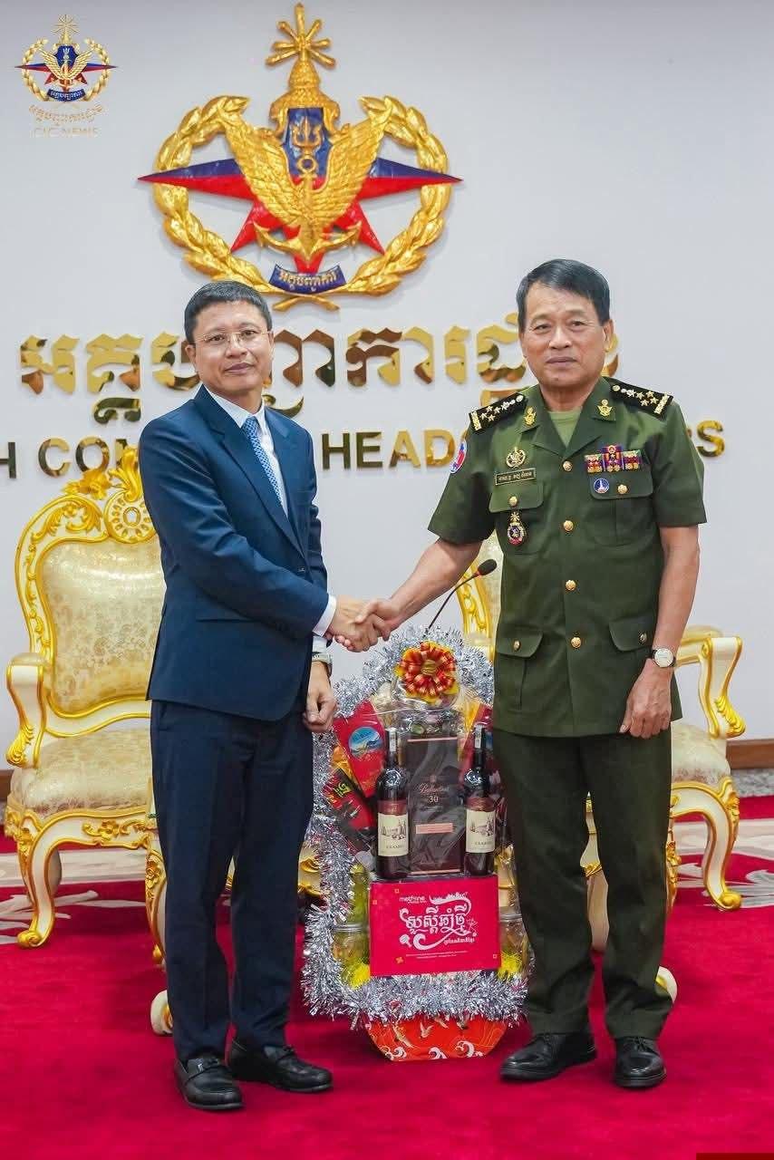 អគ្គមេបញ្ជាការទទួលជូនពរឆ្នាំថ្មីពីអគ្គនាយកក្រុមហ៊ុនមិត្តហ្វូន និងសហការី