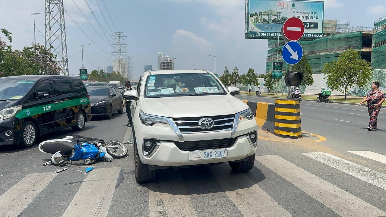 យុវជន២នាក់រងរបួសធ្ងន់បន្ទាប់ពីជិះម៉ូតូលឿនបុកគូទរថយន្តនៅផ្លូវ៦០ម៉ែត្រ