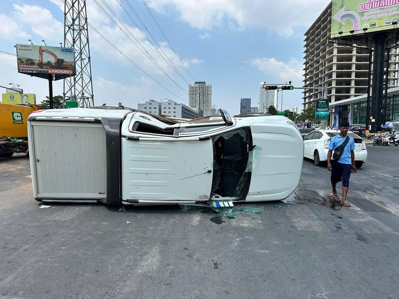 រថយន្ត Nissan Navara បើកលឿនជ្រុលបុករថយន្ត Ford Ranger និងម៉ូតូ បណ្តាលឱ្យរងការខូចខាតធ្ងន់