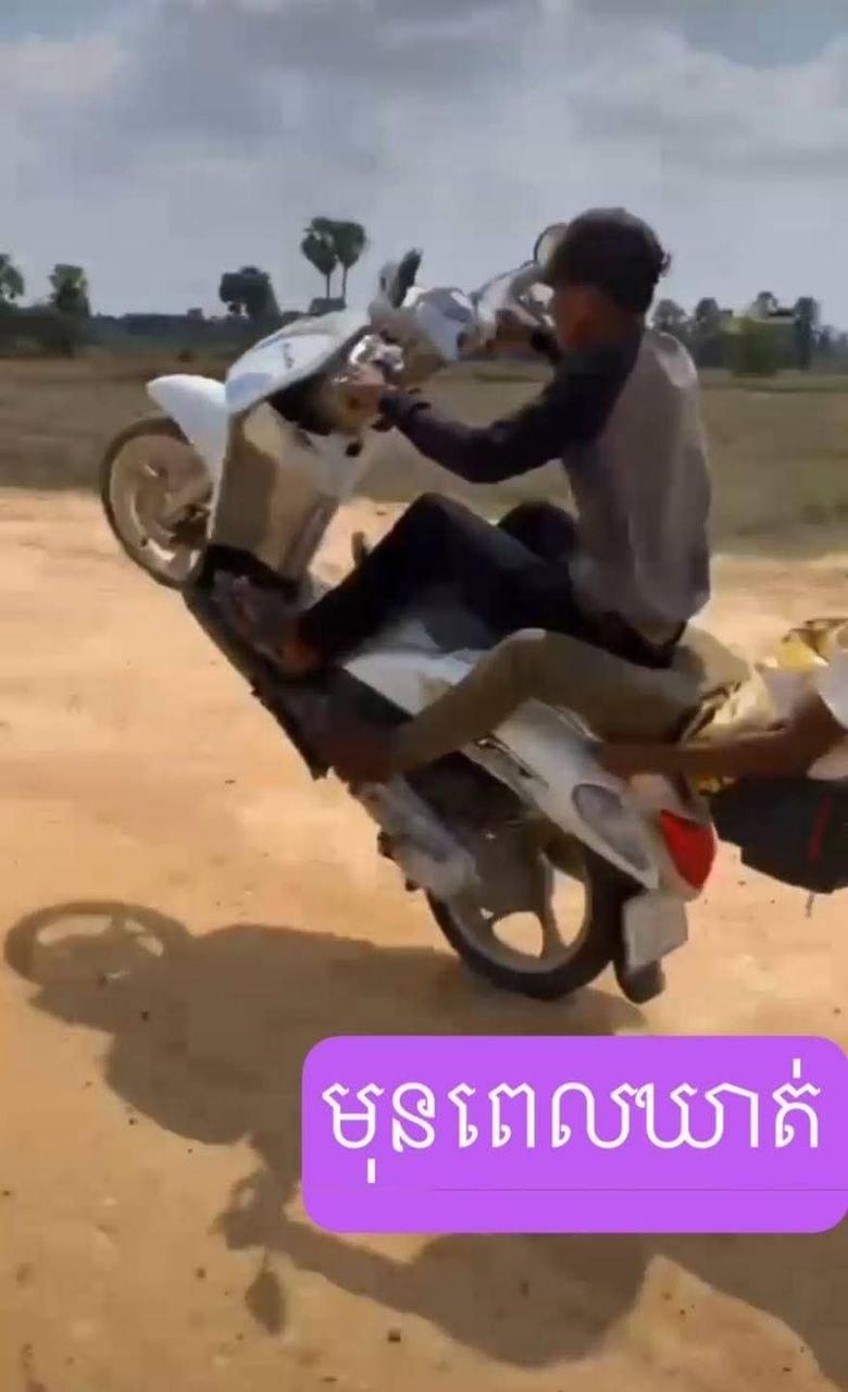 ក្មេង១៣ឆ្នាំហ៊ានបង្ហោះម៉ូតូលើប្រឡាយទឹក ដើម្បីអួតក្លាហាន ត្រូវនគរបាលឃាត់ហើយដកហូតម៉ូតូ៩០ថ្ងៃ