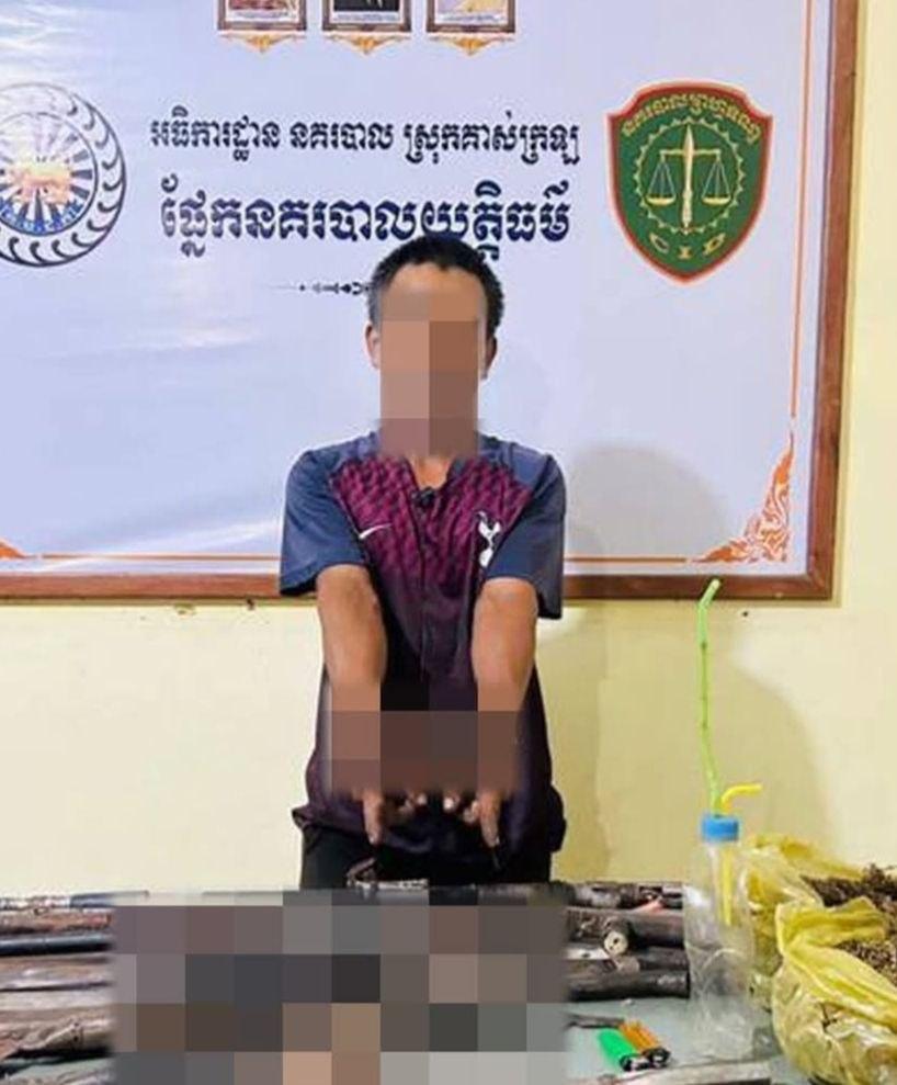 បុរសអាយុ ៤៣ឆ្នាំគំរាមសម្លាប់អ្នកភូមិ និងលាក់ទុកអាវុធខុសច្បាប់នៅស្រុកគាស់ក្រឡ