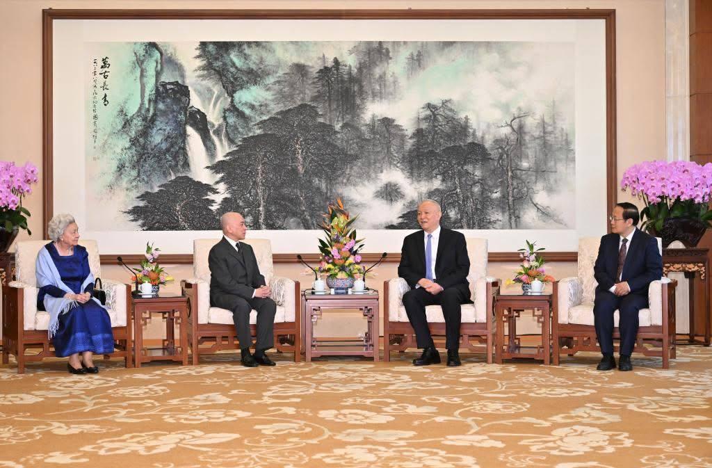 មន្ត្រីជាន់ខ្ពស់ចិនជួបព្រះមហាក្សត្រខ្មែរនៅប៉េកាំង ពង្រឹងមិត្តភាពដែកថែប