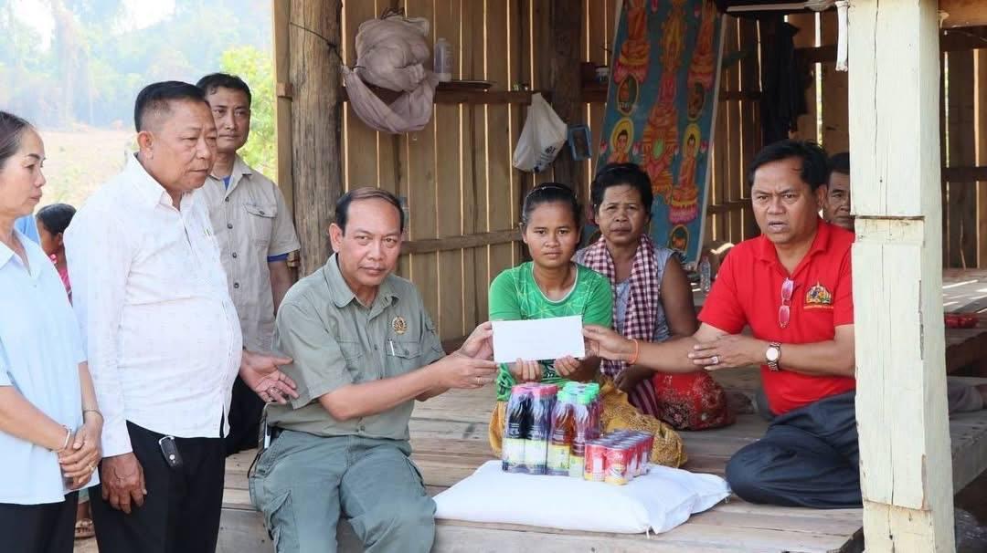 អភិបាលរងខេត្តស្ទឹងត្រែងចុះសួរសុខទុក្ខអាចារ្យឈឺធ្ងន់ និងផ្ដល់ជំនួយថវិកាជាង៧សែនរៀល