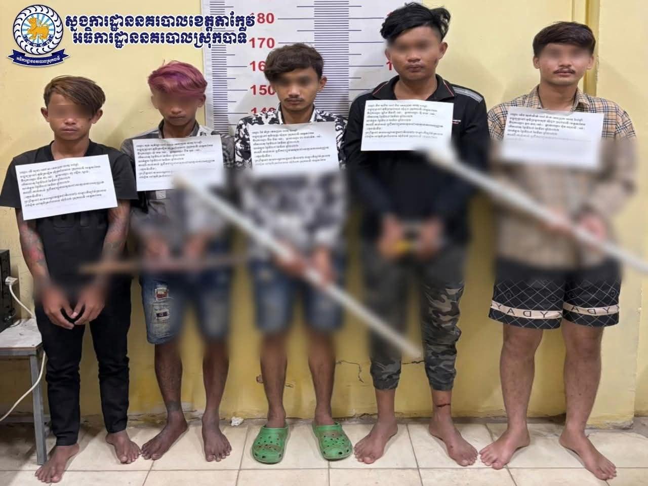 នគរបាលបាទីចាប់ក្មេងទំនើង៦នាក់ក្នុងប្រតិបត្តិការពេលយប់ រកឃើញអាវុធគ្រឿងប្រើប្រាស់ជាច្រើន