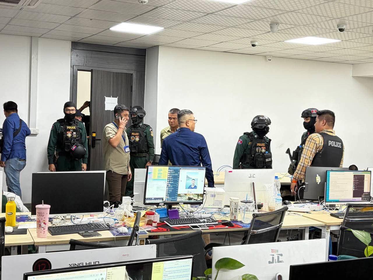 នគរបាលភ្នំពេញវាយប្រហារបទល្មើស Scam Online នៅអគារ Golden One ឃាត់ជនសង្ស័យ៦៥នាក់ រួមមានជនជាតិចិន៨នាក់
