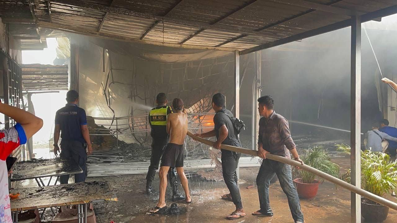 🔥អាវុធហត្ថសៀមរាប ឆ្លើយតបបន្ទាន់តាម Hotline 1296 ជួយពន្លត់ភ្លើងឆេះផ្ទះដោយសុវត្ថិភាព