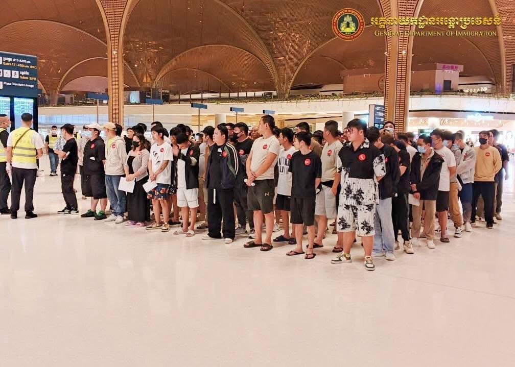 ជនបរទេសជាង ២១ម៉ឺននាក់ ស្ម័គ្រចិត្តចាកចេញ និងជាង ៣ម៉ឺននាក់ ត្រូវបណ្តេញចេញពីកម្ពុជា ពាក់ព័ន្ធករណី Online Scams