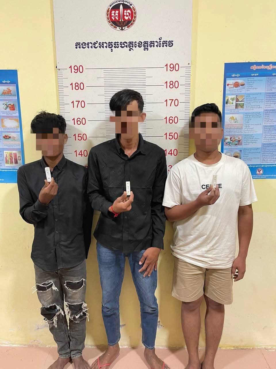 កម្លាំងអាវុធហត្ថតាកែវចាប់ខ្លួនជនសង្ស័យ៣នាក់ ពាក់ព័ន្ធជួញដូរគ្រឿងញៀន