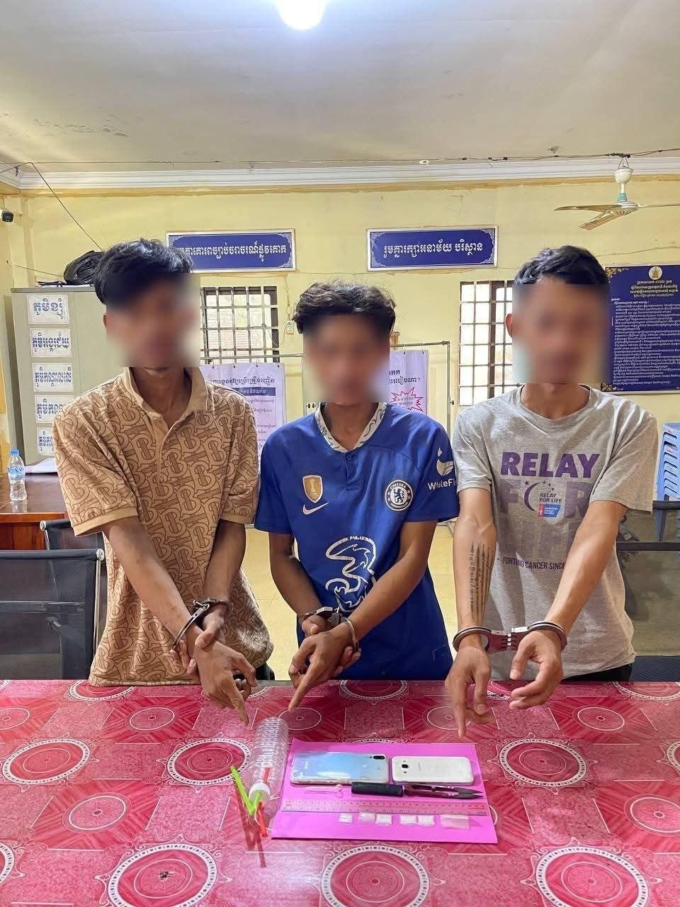 ប៉ូលិសកៀនស្វាយចុះបង្ក្រាបក្រុមញៀនយ៉ាងរហ័ស ឃាត់ខ្លួន៣នាក់ រឹបអូសគ្រឿងញៀន៦កញ្ចប់