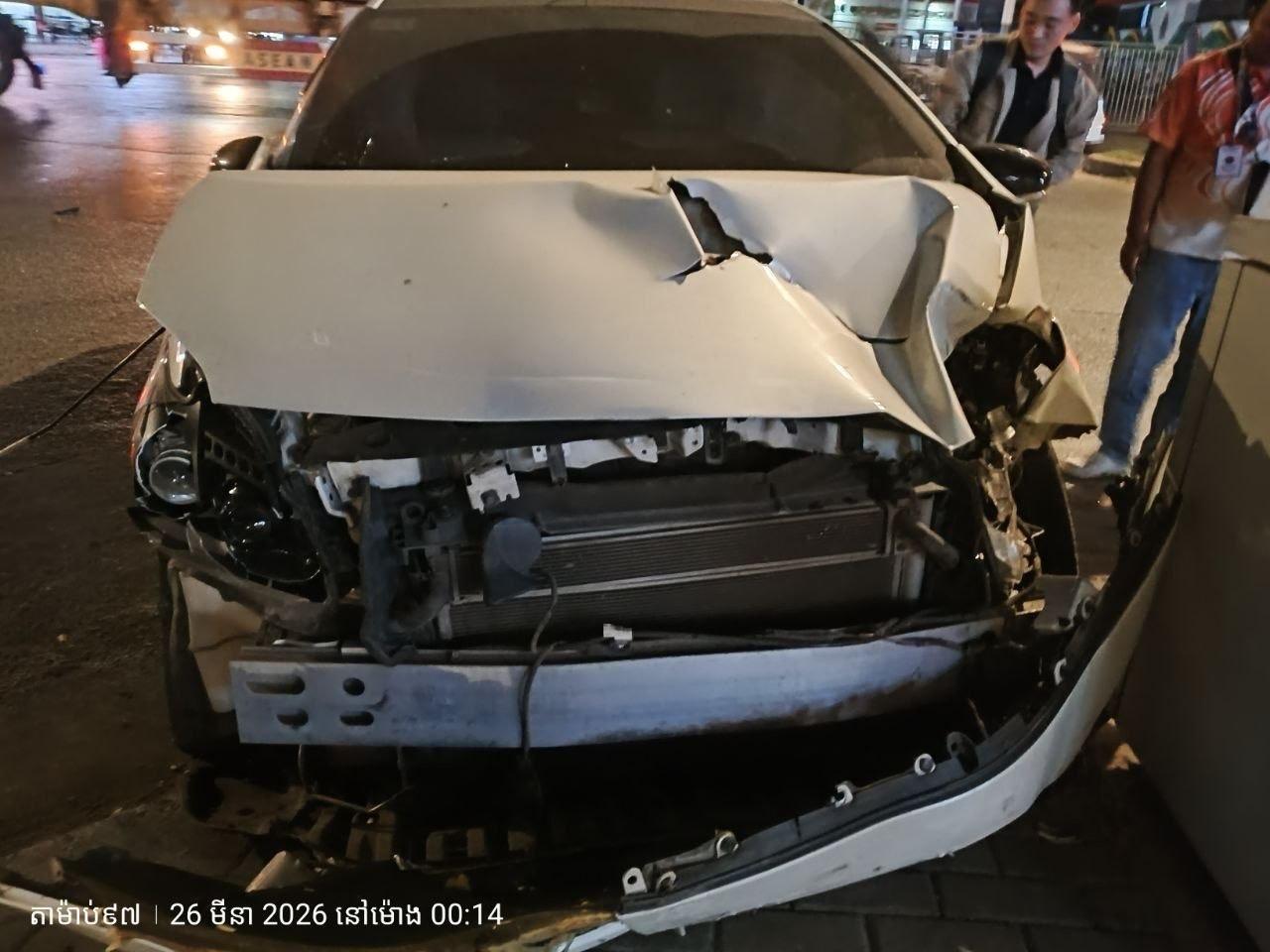 រថយន្តកុងតឺន័រមិនចាំស្លាកលេខបុករថយន្តព្រូស រួចរត់បាត់នៅចំណុចស្តុប២៤ម៉ោង