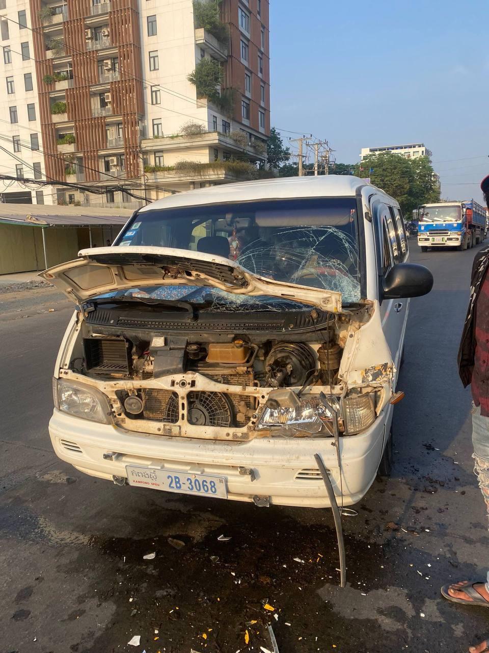 រថយន្តសាំយ៉ុងបុកគូទរថយន្តដឹកទឹកកកនៅផ្លូវចោមចៅ ដោយសារហ្វ្រ័ងមិនស៉ី