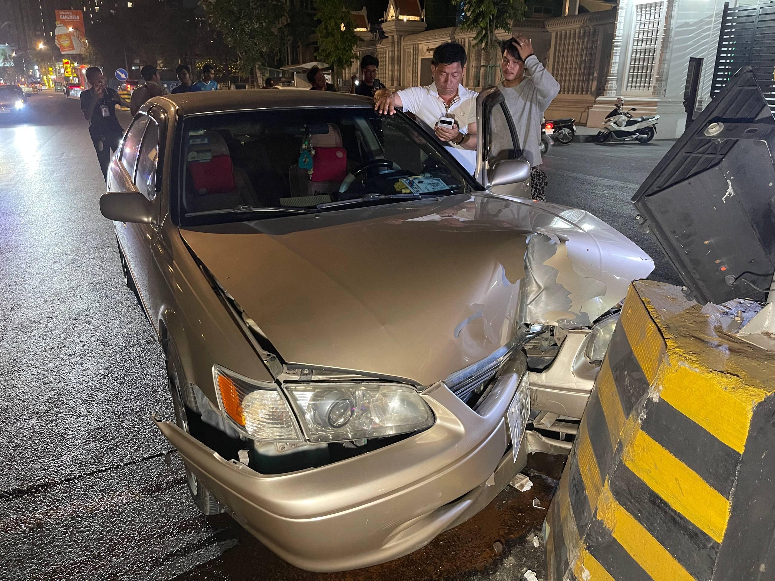 រថយន្ត Camry បុករបាំងថ្មពុះចែកទ្រូងផ្លូវ បណ្ដាលពីស្រាស្រវឹងយប់ជ្រៅ