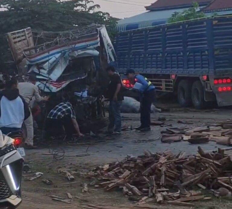 រថយន្តដឹកគោបុកគោយន្តដឹកអុស បណ្ដាលឲ្យស្លាប់២នាក់ និងគោ៦ក្បាលនៅកំពង់ស្ពឺ