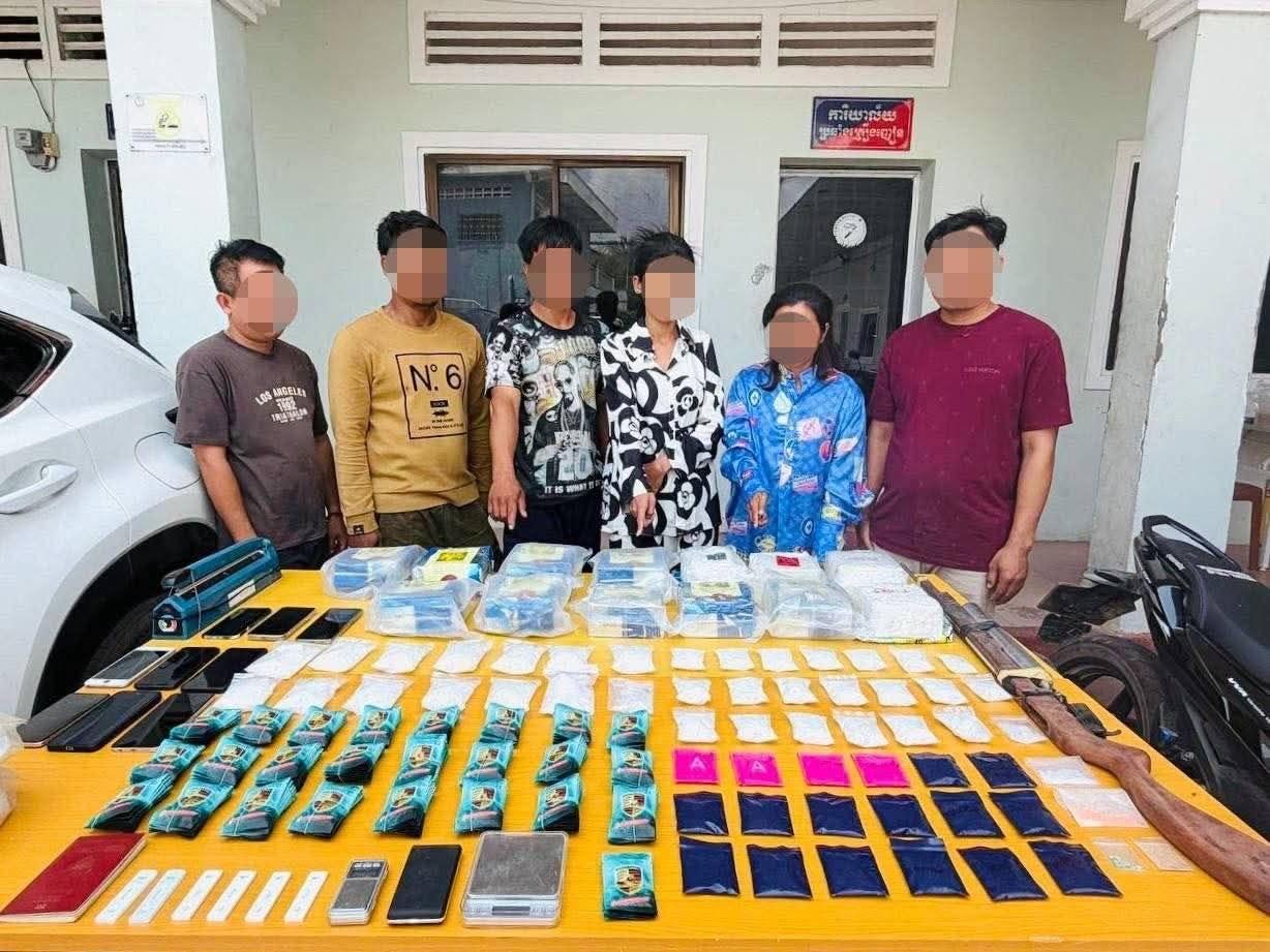 កងរាជអាវុធហត្ថខេត្តតាកែវចាប់ខ្លួនជនសង្ស័យ៦នាក់ រកឃើញគ្រឿងញៀនទ្រង់ទ្រាយធំជាង១៤គីឡូក្រាម