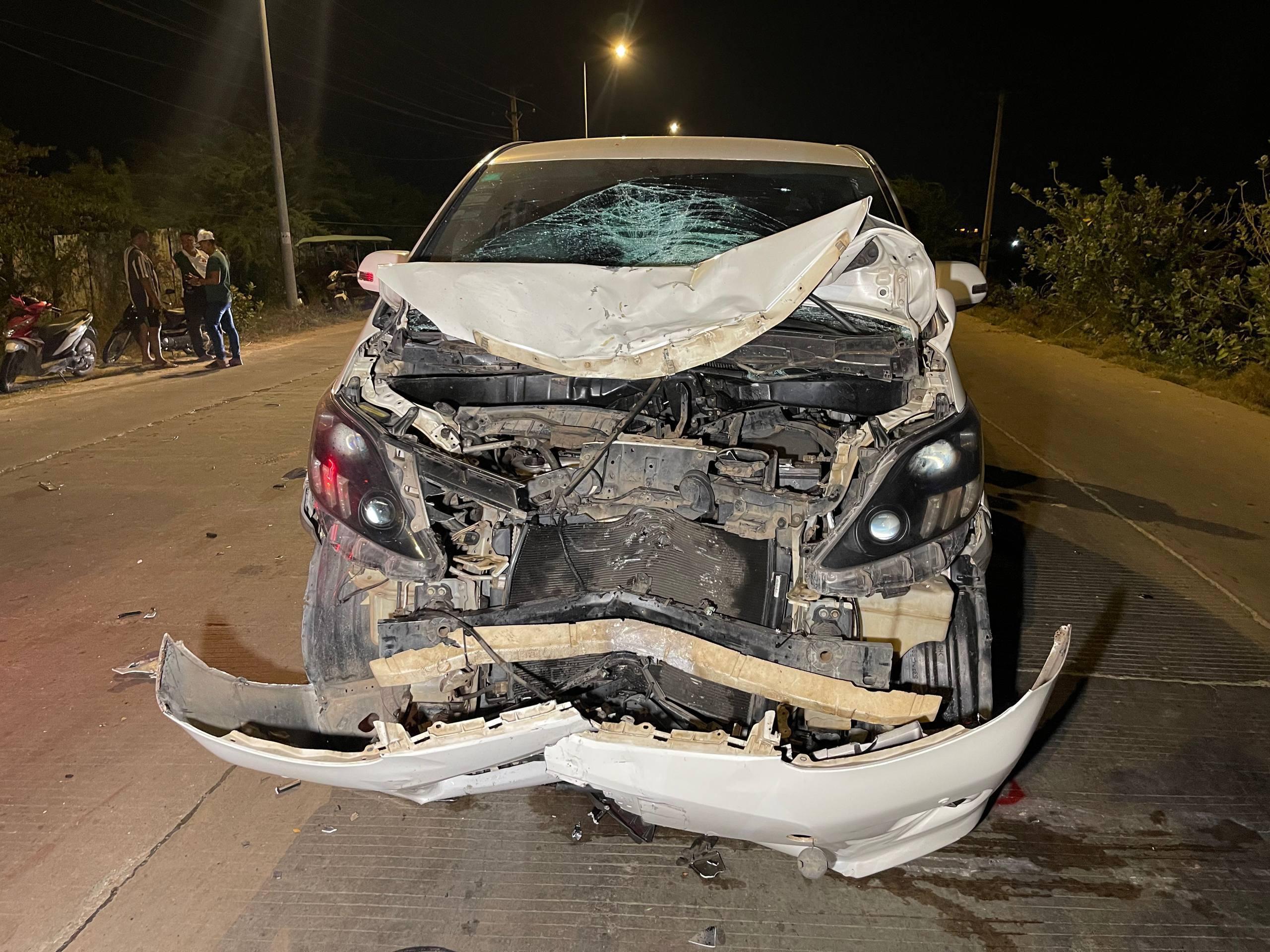 រថយន្ត ALPHARD បើកលឿនជ្រុលឆ្លងគន្លងបុកម៉ូតូពីមុខ បណ្តាលឲ្យនារី២នាក់របួសធ្ងន់