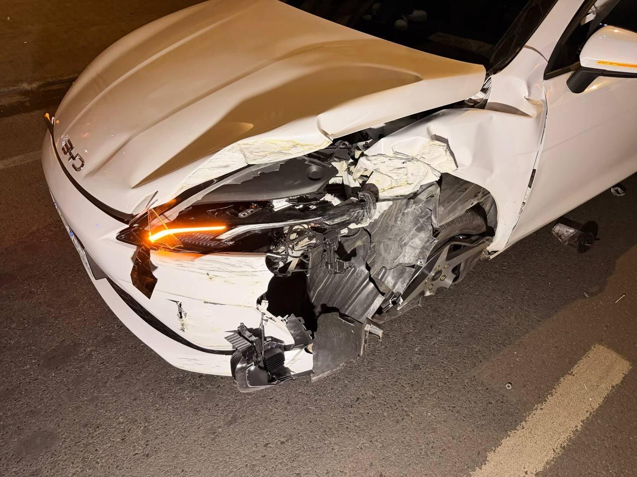 រថយន្ត BYD បុករបាំងថ្មពុះចែកទ្រូងផ្លូវ នៅភ្នំពេញ បណ្តាលឱ្យខ្ទាតជួរថ្មពុះ