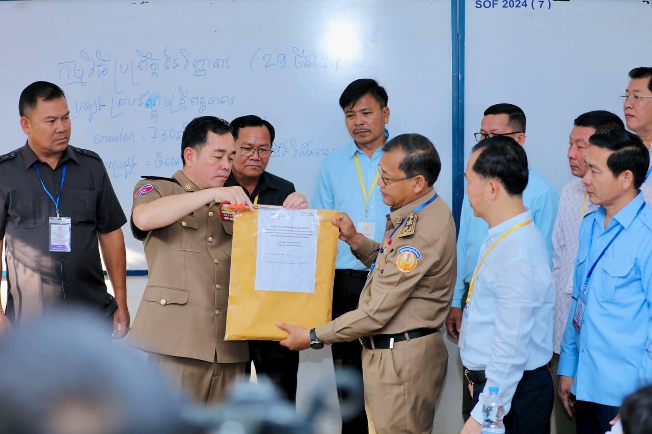 អភិបាលខេត្តកំពង់ចាម បើកស្រោមវិញ្ញាសាប្រឡងជ្រើសរើសមន្ត្រីពន្ធនាគារ មានបេក្ខជនចូលរួម៦៣០នាក់