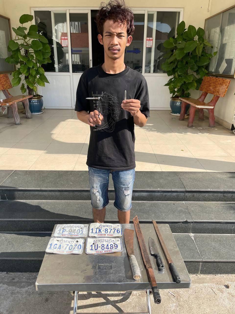 ឃាត់ខ្លួនជនសង្ស័យលួចម៉ូតូ នៅពោធិ៍សែនជ័យ រកឃើញឧបករណ៍កាច់សោរ និងស្លាកលេខម៉ូតូច្រើន