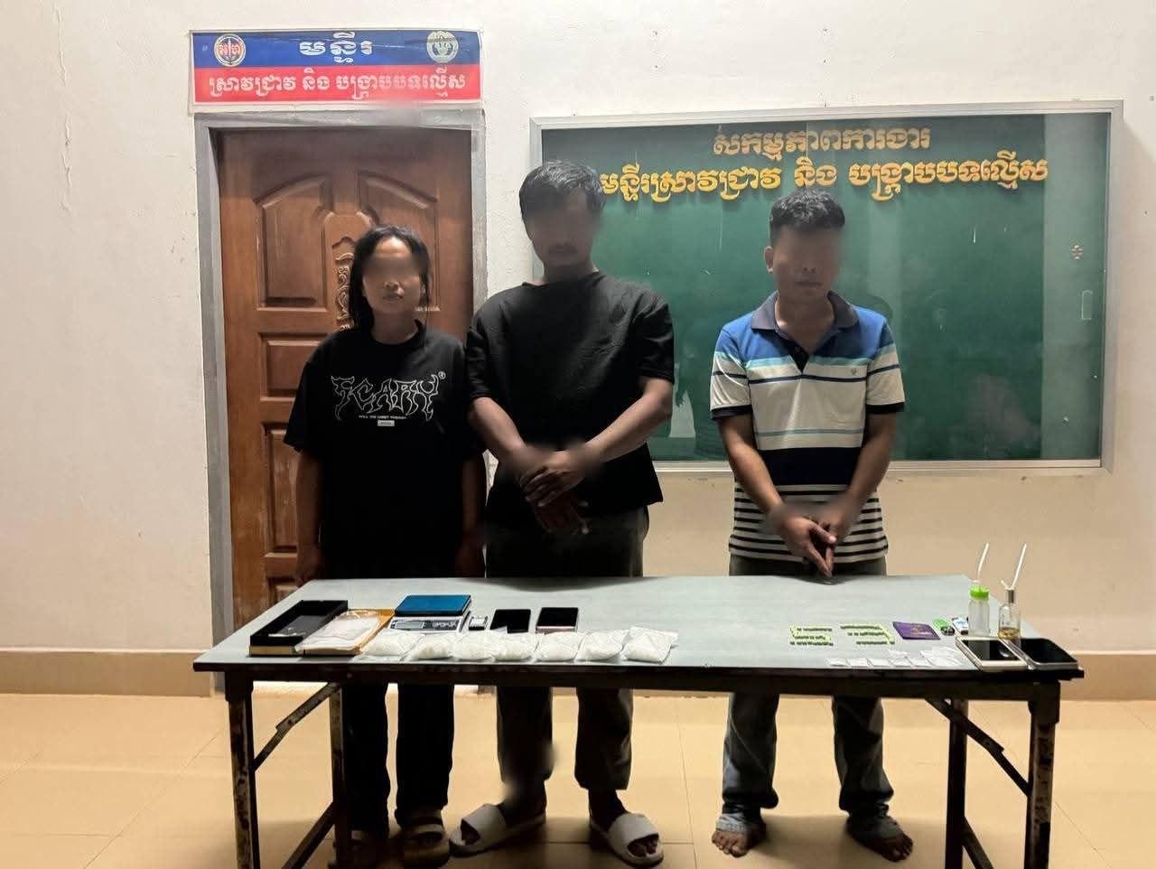 កម្លាំងអាវុធហត្ថឃាត់ខ្លួនជនសង្ស័យ ៣នាក់ បន្ទាប់ពីទទួលព័ត៌មានតាម App NoDrug នៅប៉ៃលិន