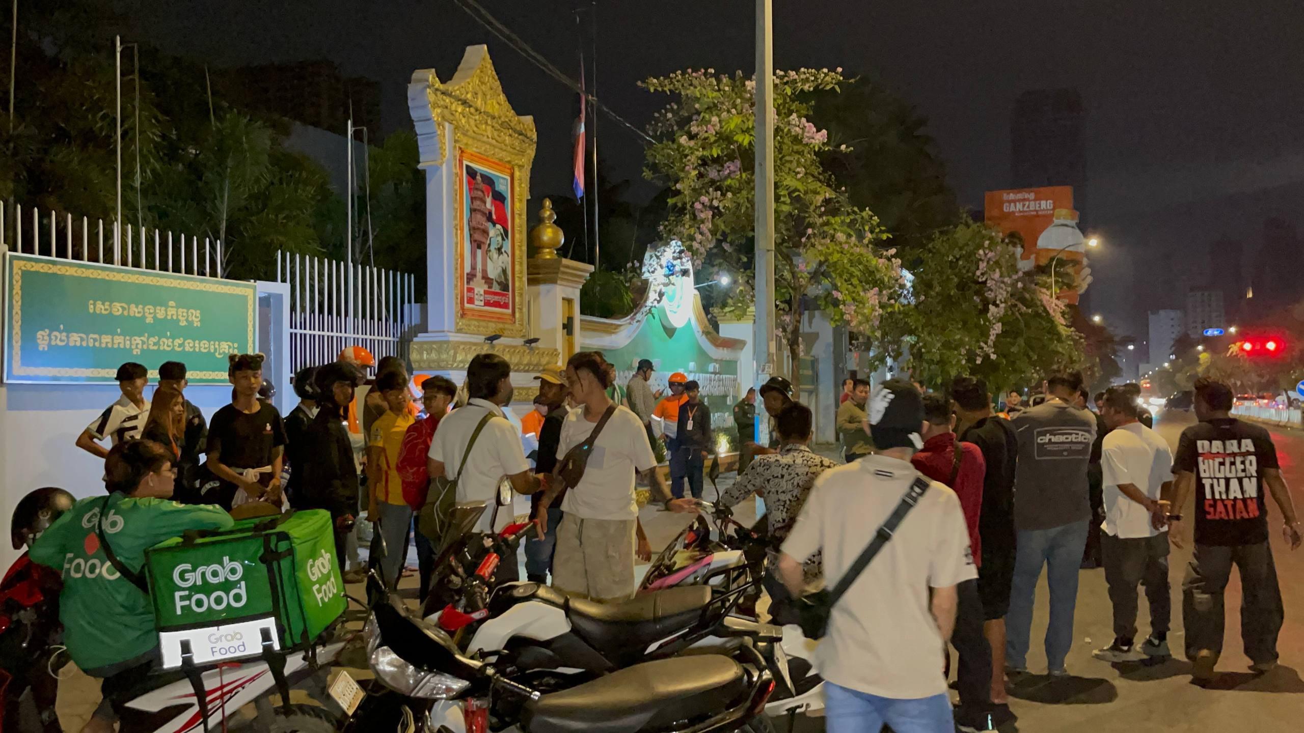 ជិះម៉ូតូលឿនជ្រុលបោកបង្គោលភ្លើង បណ្តាលឲ្យបុរសម្នាក់បាក់កស្លាប់ម្នាក់ទៀតរបួសធ្ងន់