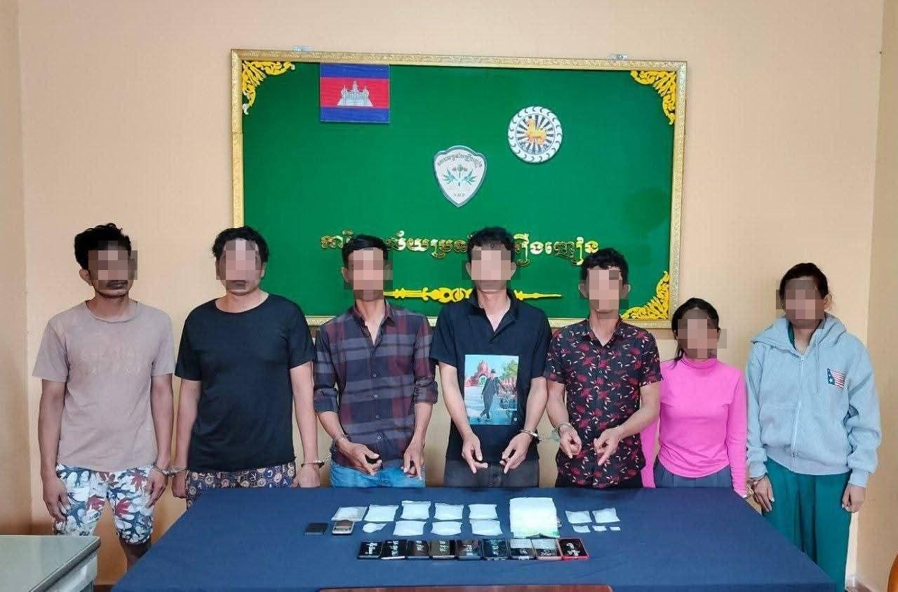 កំពង់ស្ពឺ៖ កម្លាំងនគរបាលបង្រ្កាបក្រុមជួញគ្រឿងញៀន ឃាត់ខ្លួន៧នាក់ រកឃើញគ្រឿងញៀនជាង១.៦គីឡូក្រាម