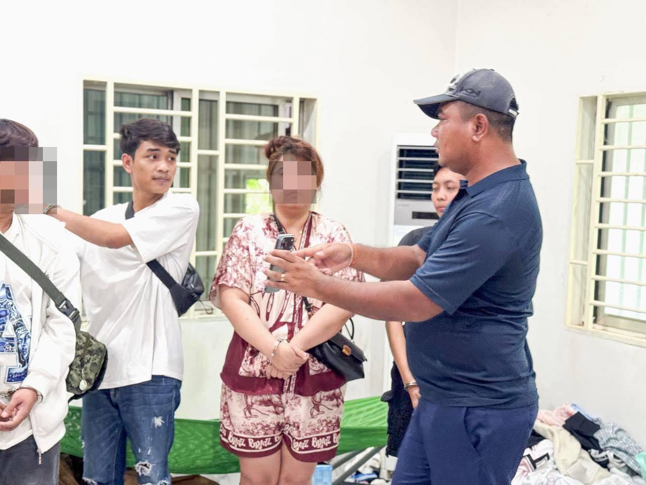 ខេត្តកំពង់ស្ពឺ៖ កម្លាំងនគរបាលចាប់ខ្លួនជនបរទេសឥណ្ឌូណេស៊ី ៦នាក់ ជាប់ពាក់ព័ន្ធបទល្មើសឆបោកតាមអនឡាញ