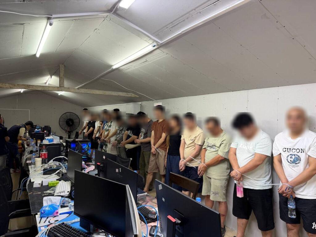 អាជ្ញាធរចម្រុះភ្នំពេញបង្ក្រាបទីតាំង Online Scam ឃាត់ខ្លួន៤៩នាក់ រកឃើញកុំព្យូទ័រ៦០គ្រឿង ទូរសព្ទ៦៨៧គ្រឿង