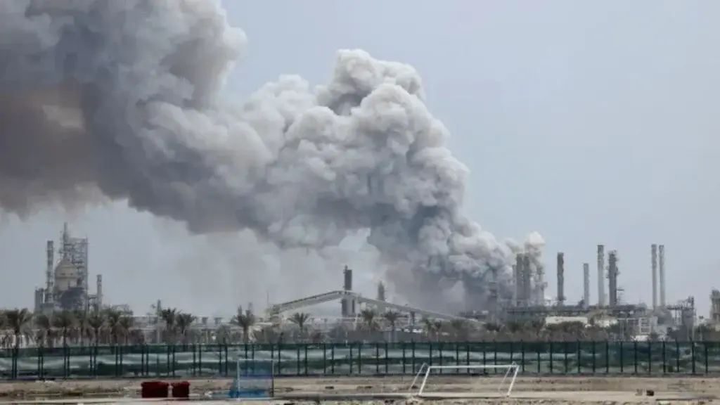 ភ្លើងសង្រ្គាមឆាបឆេះរោងចក្រប្រេងធំៗ ពិភពលោកឈឺថ្កាត់ដោយវិបត្តិថាមពលធ្ងន់ធ្ងរ