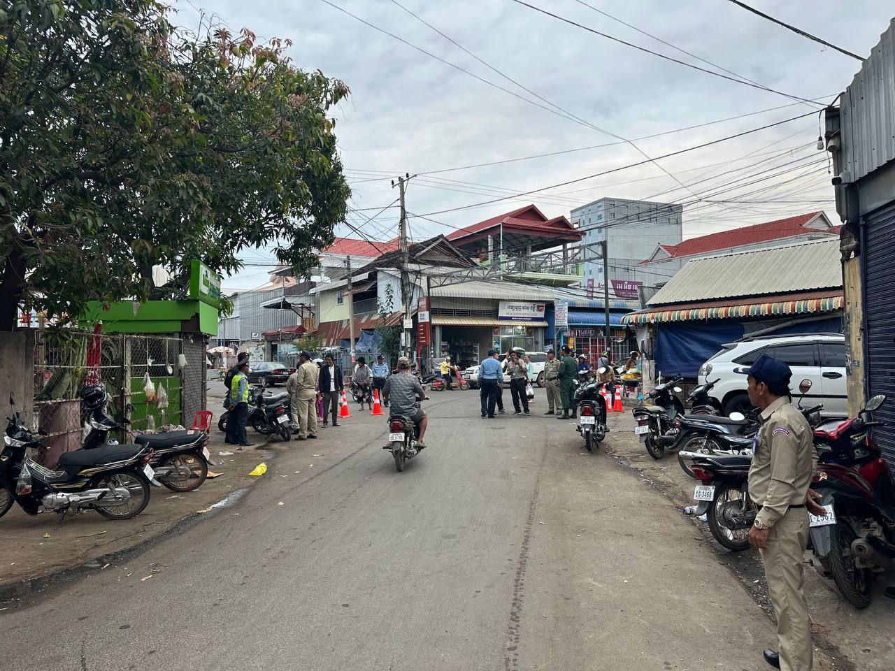 ផ្លូវក្រោយផ្សារលើស្អាតវិញ! អាជ្ញាធរក្រុងកំពង់ឆ្នាំងរុះរើតូបលក់ដូរលើផ្លូវសាធារណៈ