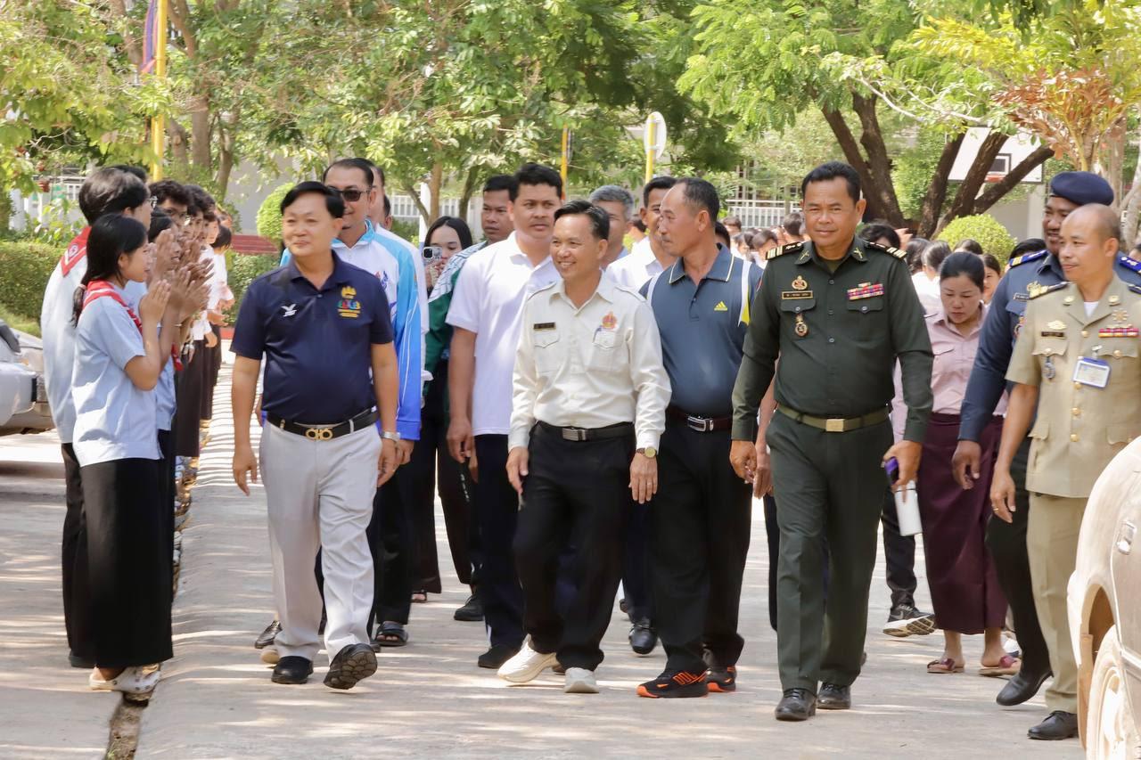 ពិធីបិទបញ្ចប់ពានរង្វាន់បាល់ទាត់សិស្សវិទ្យាល័យហ៊ុនសែនវាលរេញ អភិបាលស្រុកឧបត្ថម្ភ១លានរៀល