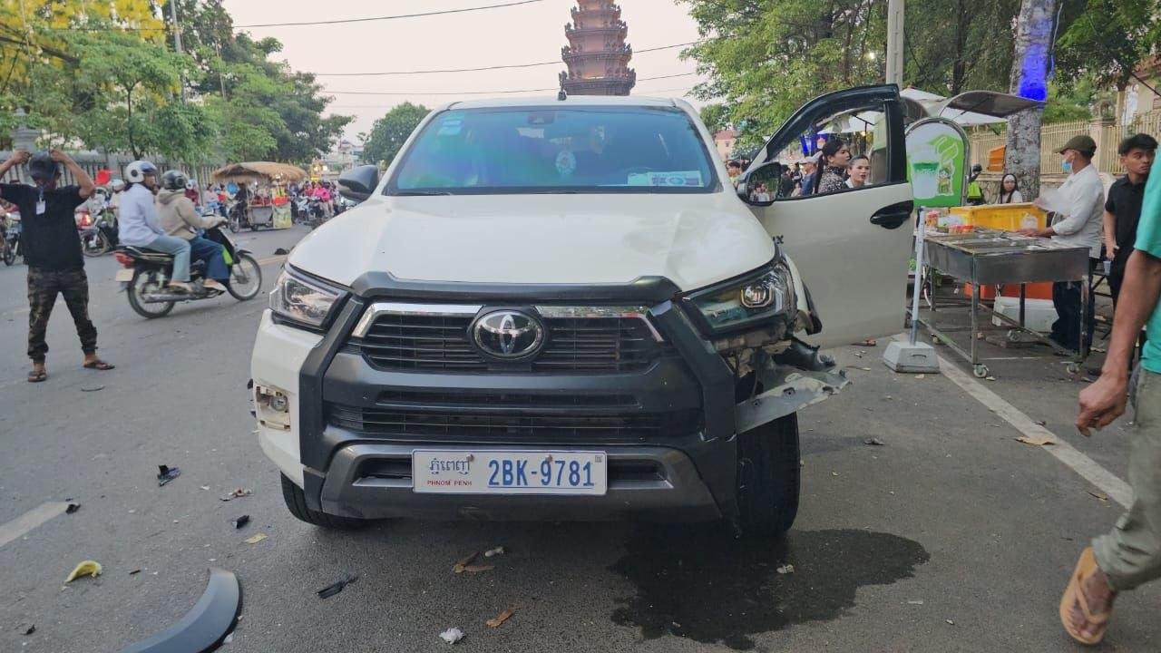 ស្មៀនឃុំបើករថយន្តបុកម៉ូតូ២គ្រឿង បណ្ដាលឱ្យស្លាប់១របួស១នៅកំពង់ស្ពឺ