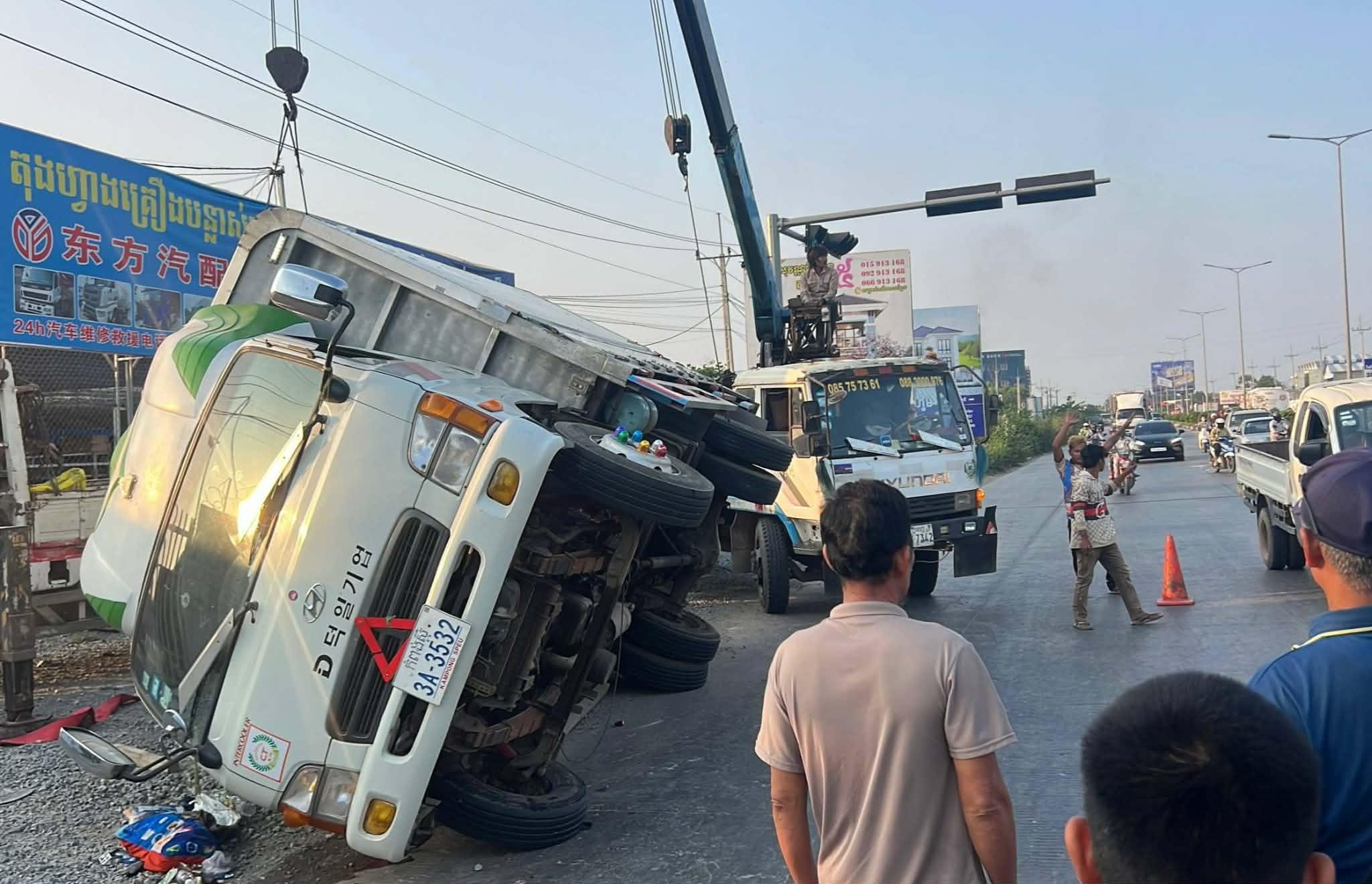 រថយន្តឃ្លុបដឹកទំនិញក្រឡាប់ដេកស្តូក បន្ទាប់ពីគេចម៉ូតូបើកកាត់មុខនៅស្តុបវត្តភ្នៀត