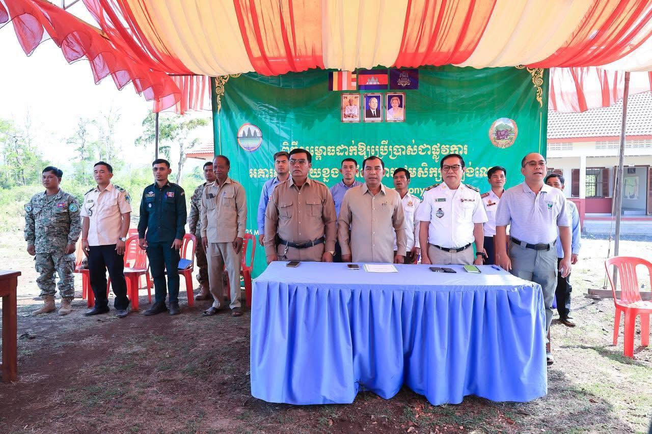 សិស្សានុសិស្សតំបន់ដាច់ស្រយាលរីករាយជាមួយអគារសិក្សាថ្មី ដែលសាងសង់ពីថវិកាកាបូនឥណទាន