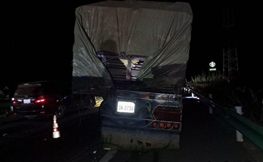 គ្រោះថ្នាក់ចរាចរណ៍ធ្ងន់ធ្ងរ៖ ឡាន៣គ្រឿងបុកបន្តគ្នា ស្លាប់៣នាក់ របួស៣នាក់លើផ្លូវល្បឿនលឿនកំពង់ស្ពឺ