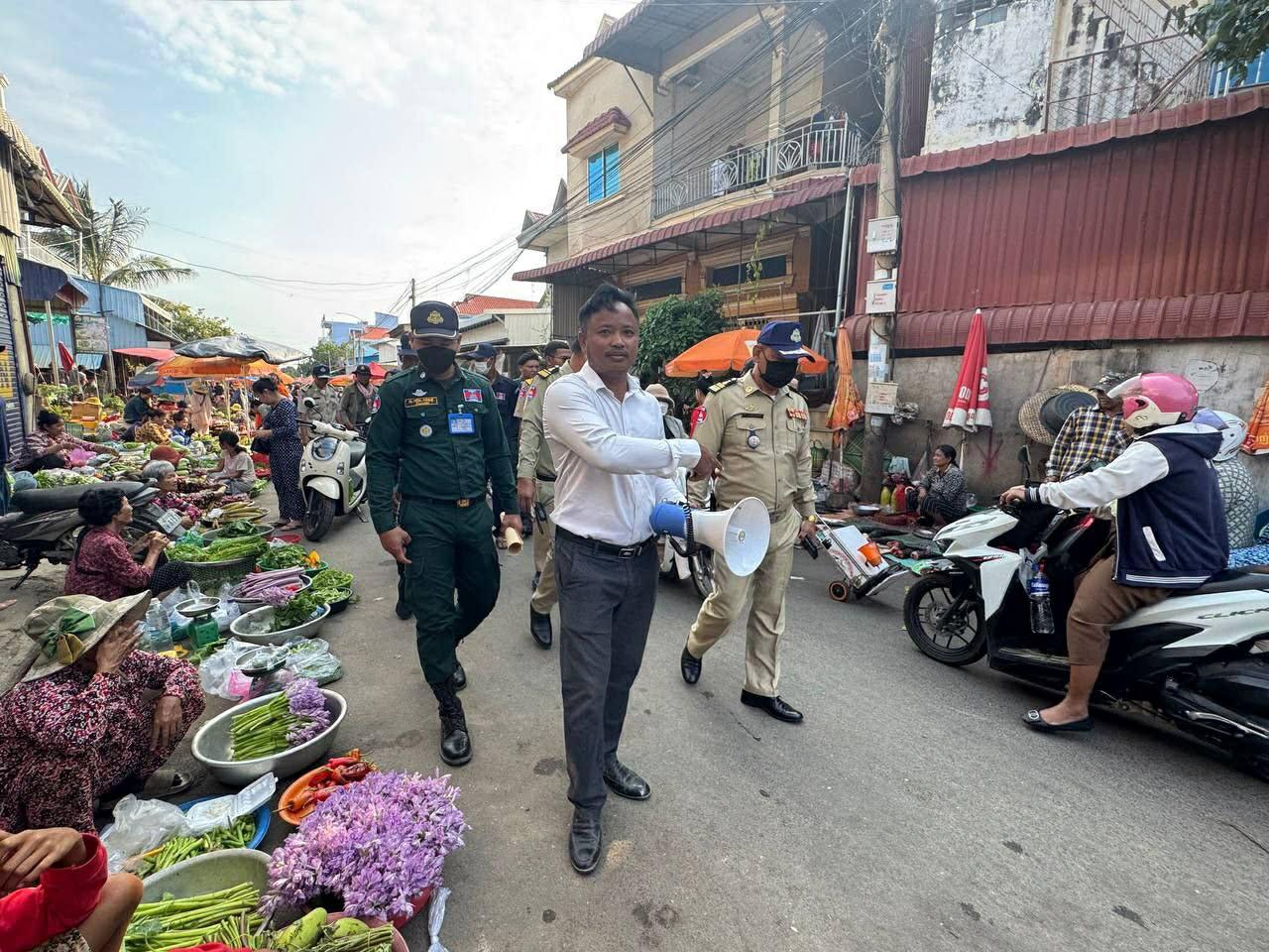 ក្រុងកំពង់ឆ្នាំងឱ្យអាជីវកររុះរើតូបលើផ្លូវក្នុង៧ថ្ងៃ បើមិនធ្វើតាមនឹងដកហូត