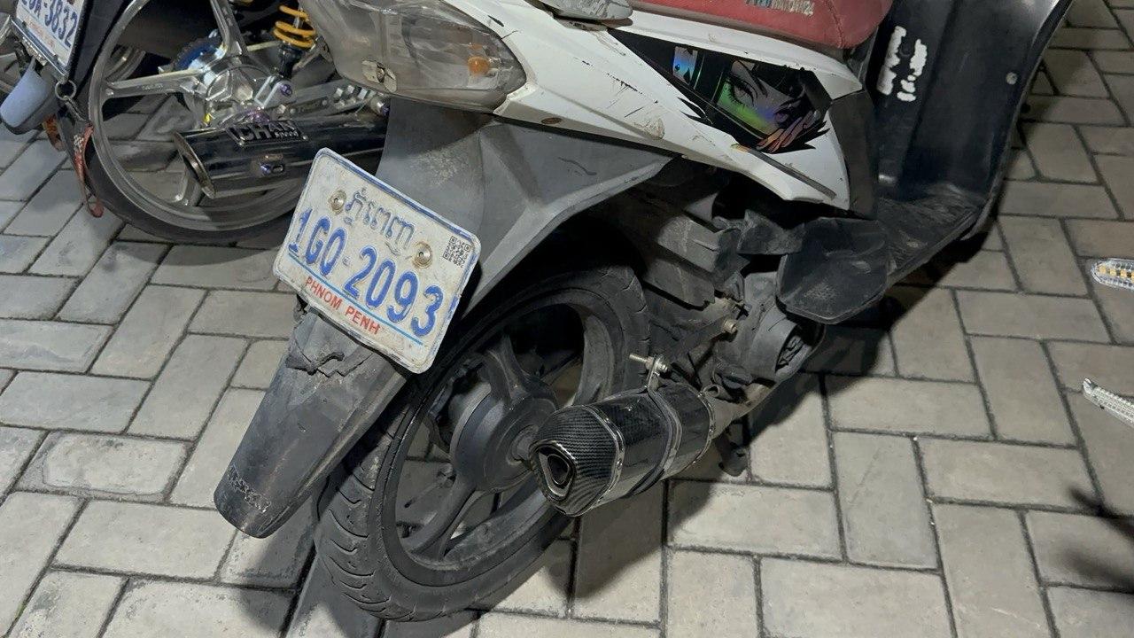 កម្លាំងអាវុធហត្ថបង្ក្រាបរថយន្ត-ម៉ូតូកែឆ្នៃបំពង់ស៊ីម៉ាំងខុសបច្ចេកទេសនៅបឹងកក់