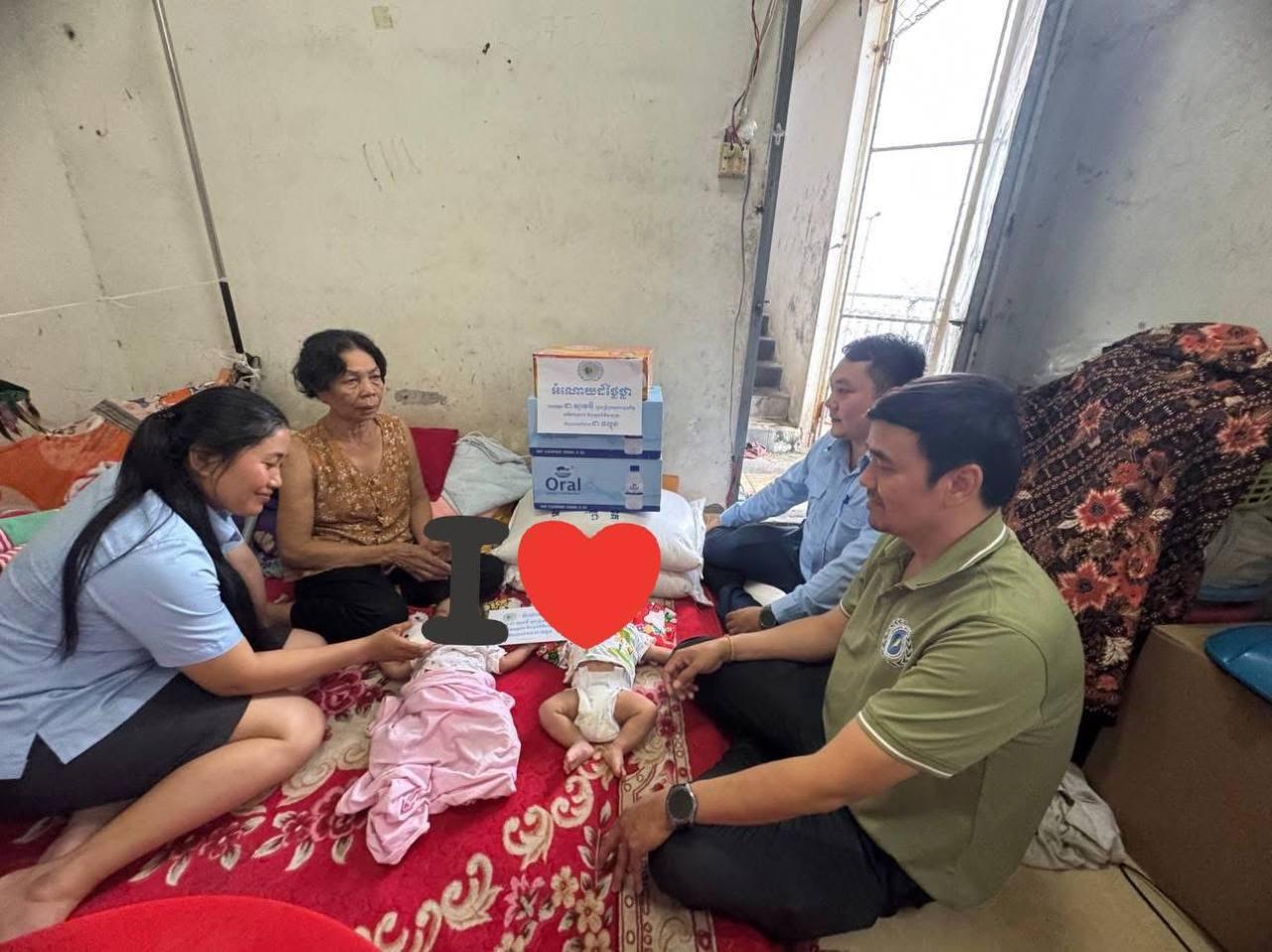 ទារិកាភ្លោះ ២នាក់ ទទួលការគាំទ្រពីរដ្ឋមន្ត្រីសង្គមកិច្ច ក្រោយត្រូវម្តាយបោះបង់ចោល