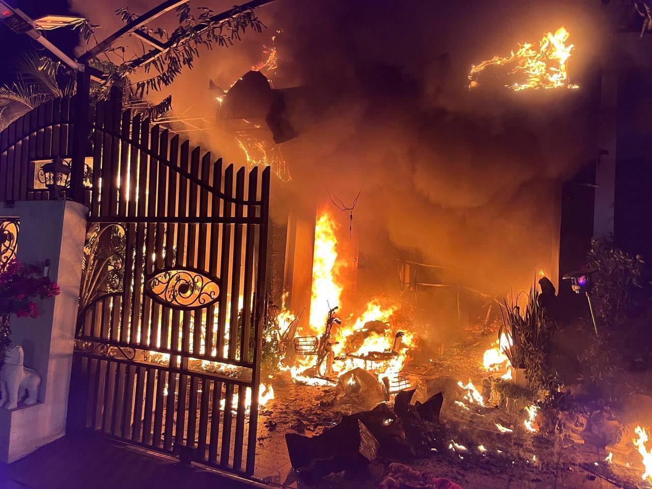 ភ្លើងឆេះផ្ទះវីឡាកូនកាត់ក្នុងរាជធានី បណ្ដាលឲ្យបុរសស្លាប់ ប្រពន្ធរបួសធ្ងន់