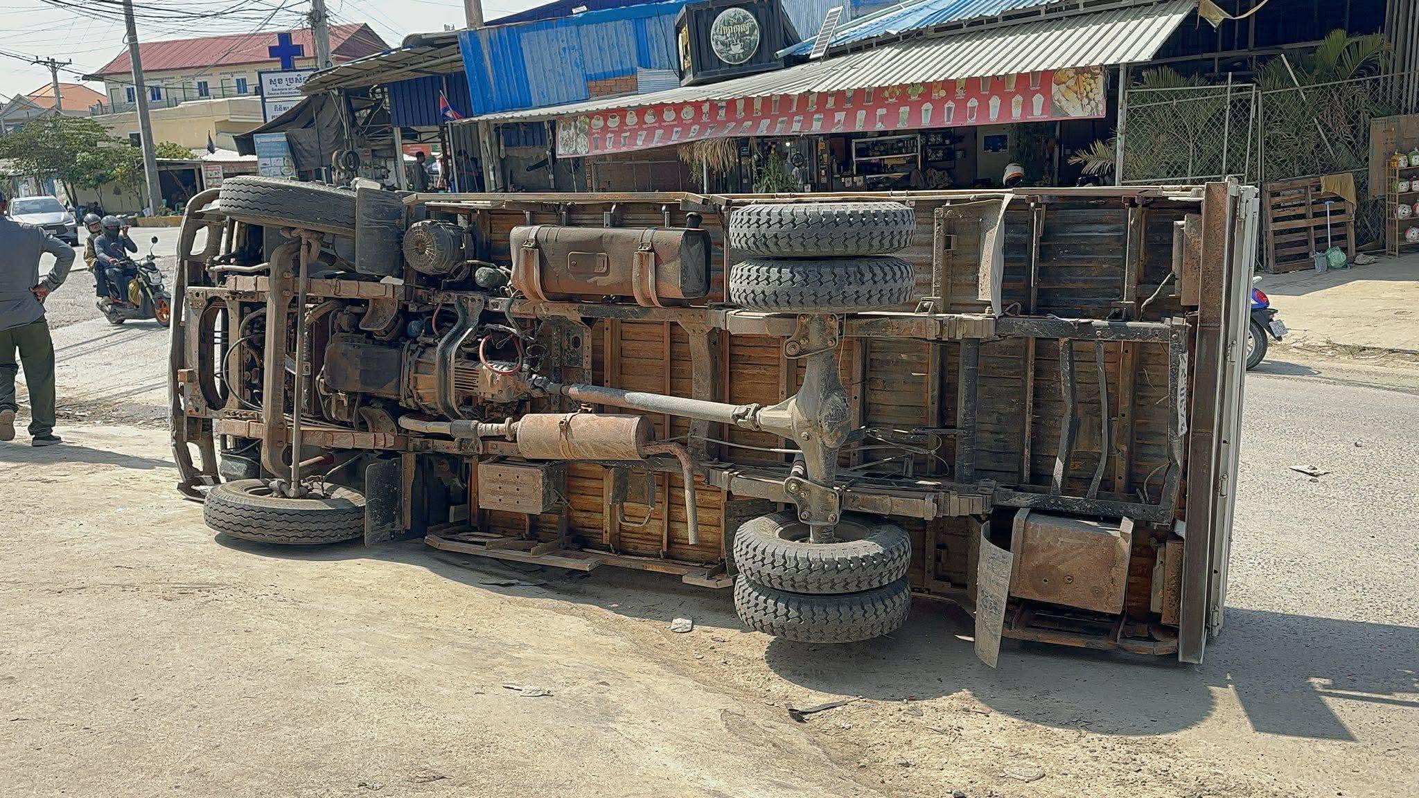 រថយន្ត KIA ដឹកក្ដារបន្ទះកុងផ្លាកេ ក្រឡាប់នៅស្ថានីយ៍ប្រេង ព្រូរបួសជើងដំណំ