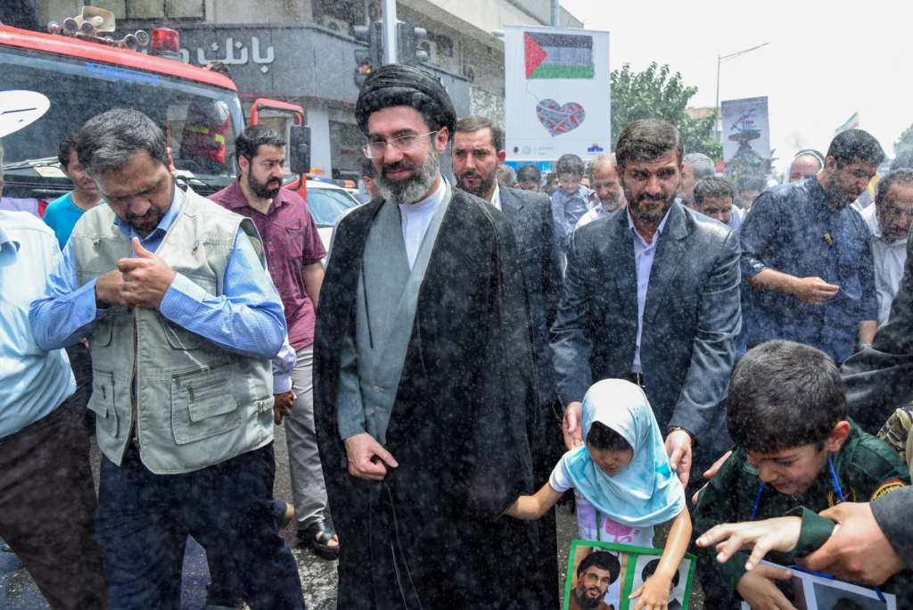 អាថ៌កំបាំងសុខភាពមេដឹកនាំអ៊ីរ៉ង់ថ្មី តើពិតទេដែលលោក មុជតាបា ត្រូវដឹកទៅព្យាបាលនៅរុស្ស៊ី?