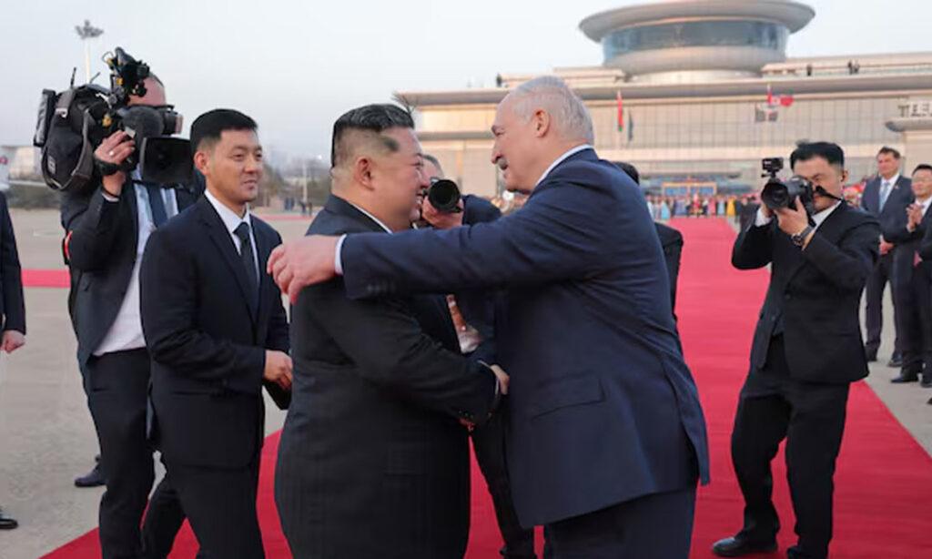 មេដឹកនាំបេឡារុសប្រគល់កាំភ្លើងស្វ័យប្រវត្តិជាអំណោយដល់គីម ជុងអ៊ុន