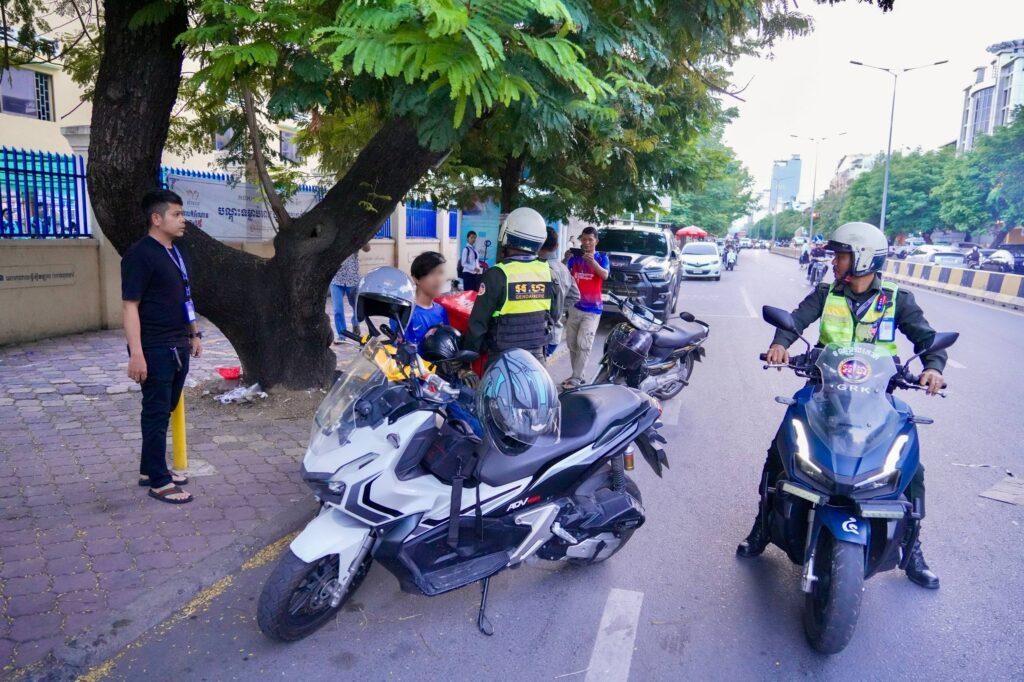 យុវជនបន្លំជាអ្នកដឹកម្ហូប ត្រូវចាប់ខ្លួនពេលលក់បារីអេឡិចត្រូនិច