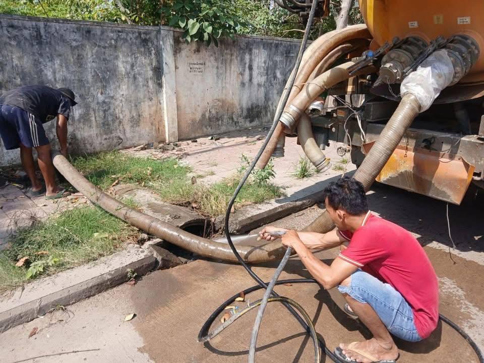 អាជ្ញាធរខណ្ឌសែនសុខ សហការជាមួយមន្ទីរសាធារណការ បូមស្តារប្រព័ន្ធលូក្រោយភ្លៀងធ្លាក់