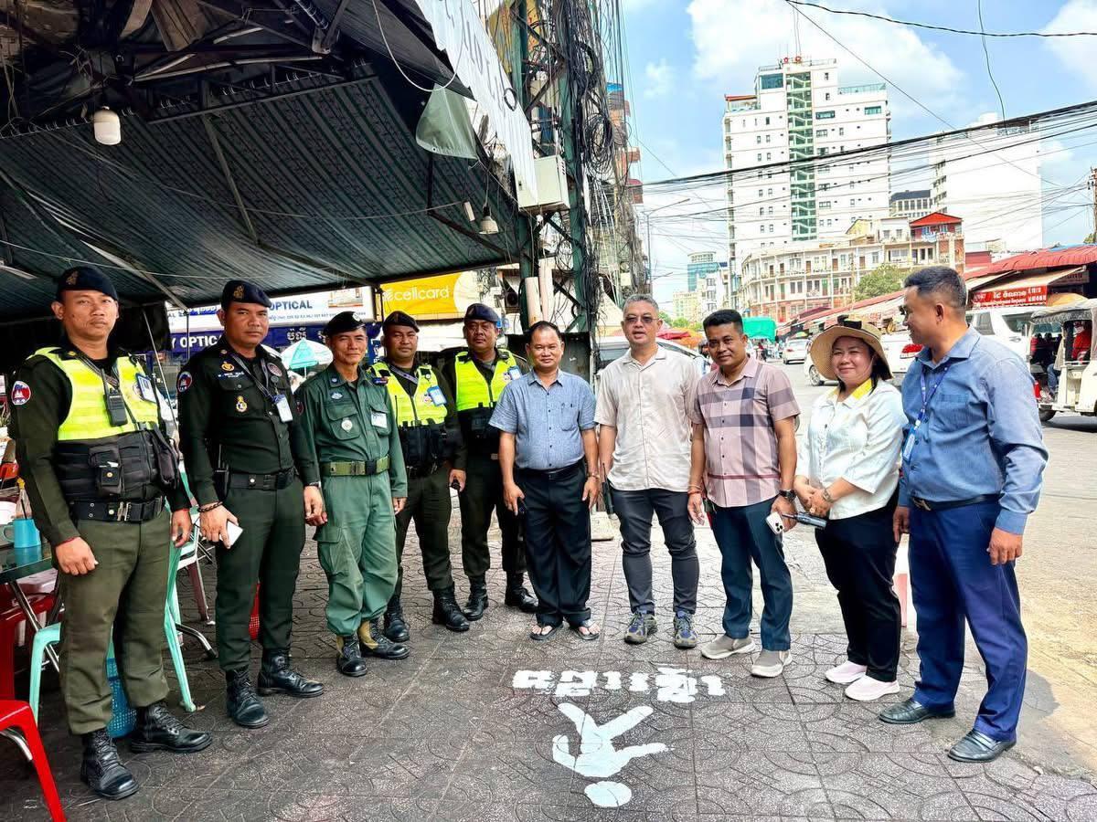 អាជ្ញាធរខណ្ឌដូនពេញ រៀបចំសណ្តាប់ធ្នាប់ផ្លូវសម្រាប់ភ្ញៀវទេសចរណ៍ថ្មើរជើង