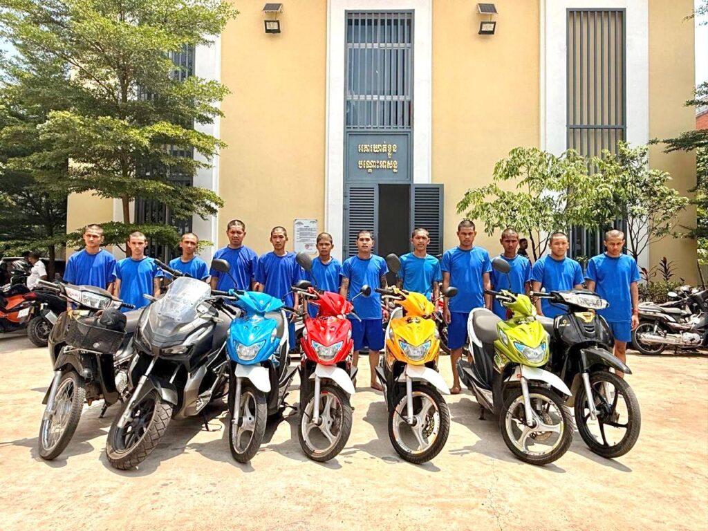 ចាប់ខ្លួនយុវជន១២នាក់ ពាក់ព័ន្ធកាប់វាយប្លន់ និងបង្ហោះម៉ូតូនៅភ្នំពេញ