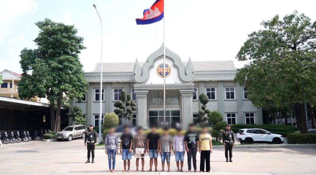 អាវុធហត្ថភ្នំពេញឃាត់ខ្លួនក្មេងទំនើង៨នាក់ ក្រោយវាយកាប់គ្នានៅមុខផ្សារទំនើប