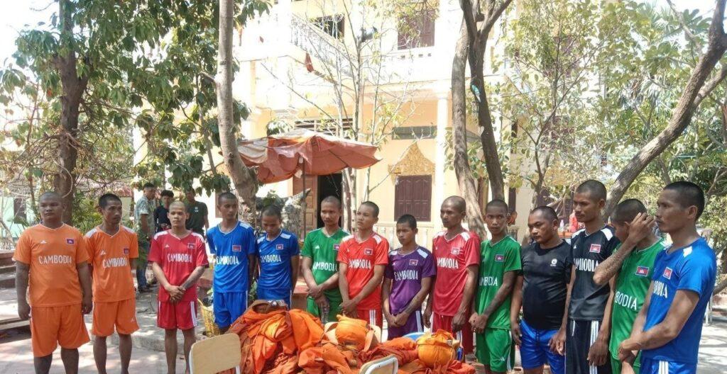 ឃាត់ខ្លួនសង្ឃក្លែងក្លាយ ១៤ អង្គ ក្នុងពិធីរាប់បាតបុណ្យទន្លេក្រចេះ