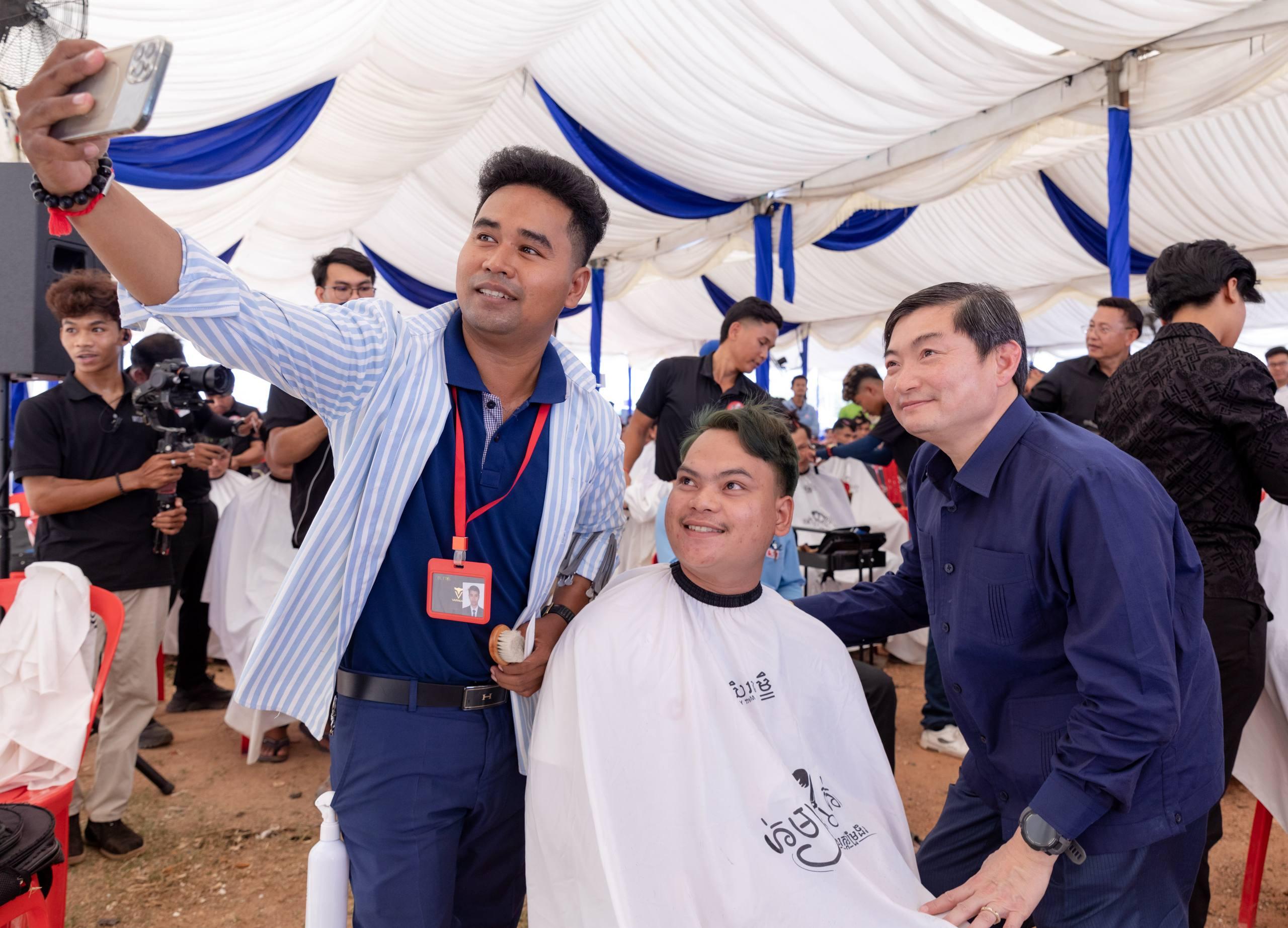 កម្មកររោងចក្រទទួលកាត់សក់ឥតគិតថ្លៃ ព្រមទាំងឱកាសការងារជិត១ម៉ឺនកន្លែងមុនចូលឆ្នាំថ្មី