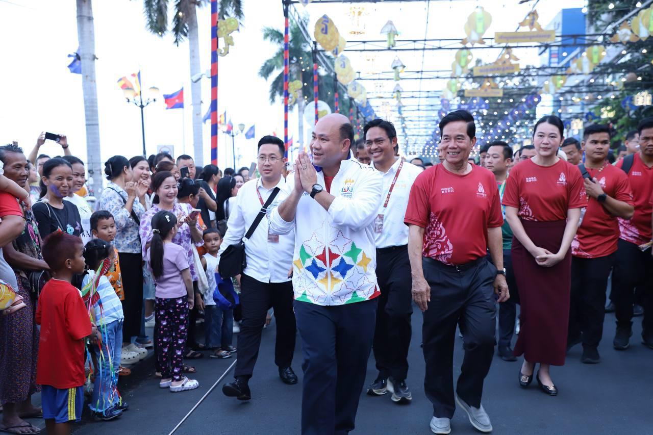 ឧបនាយករដ្ឋមន្ត្រី ហ៊ុន ម៉ានី ដឹកនាំពលរដ្ឋរាប់រយនាក់លេងទាញព្រ័ត្រមិត្តភាពវែង ២៥០ម៉ែត្រ ក្នុងថ្ងៃចូលឆ្នាំទី១